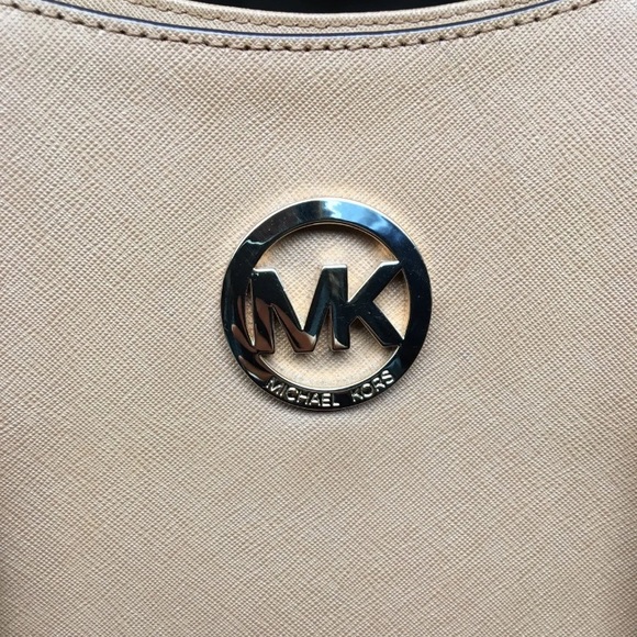 ❌ Sold ❌ Michael Kors Jet Set Chain Shoulder Tote - Picture 4 of 8